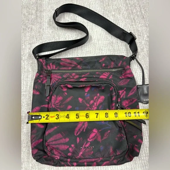 Tumi Voyageur Pink Black Abstract Nylon Crossbody Bag Adjustable Strap Travel - Picture 3 of 7